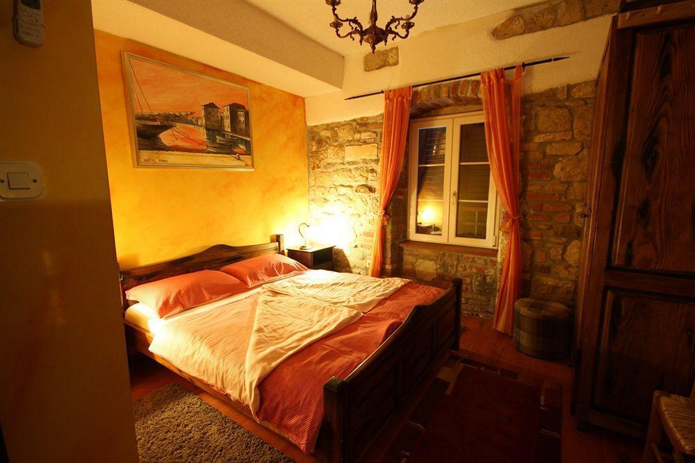 XIV Century Rooms Каштела Экстерьер фото