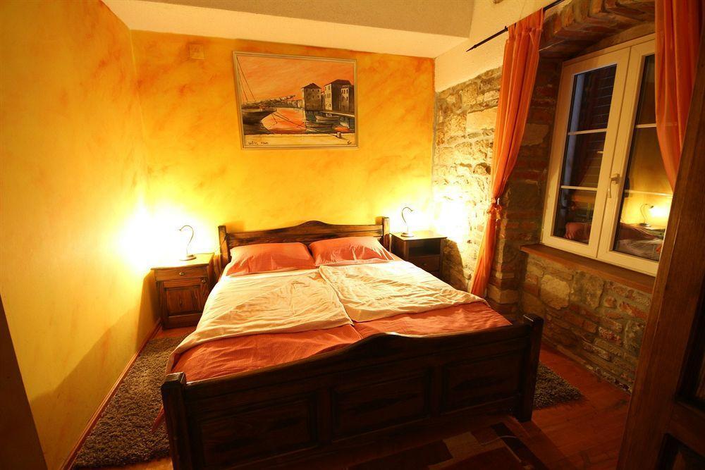 XIV Century Rooms Каштела Экстерьер фото