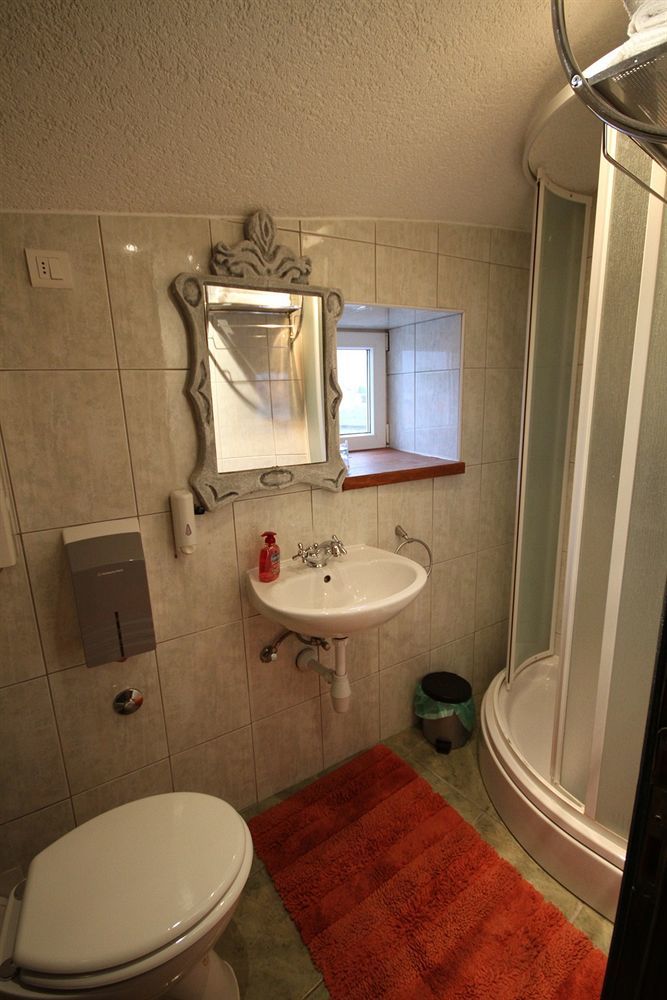 XIV Century Rooms Каштела Экстерьер фото